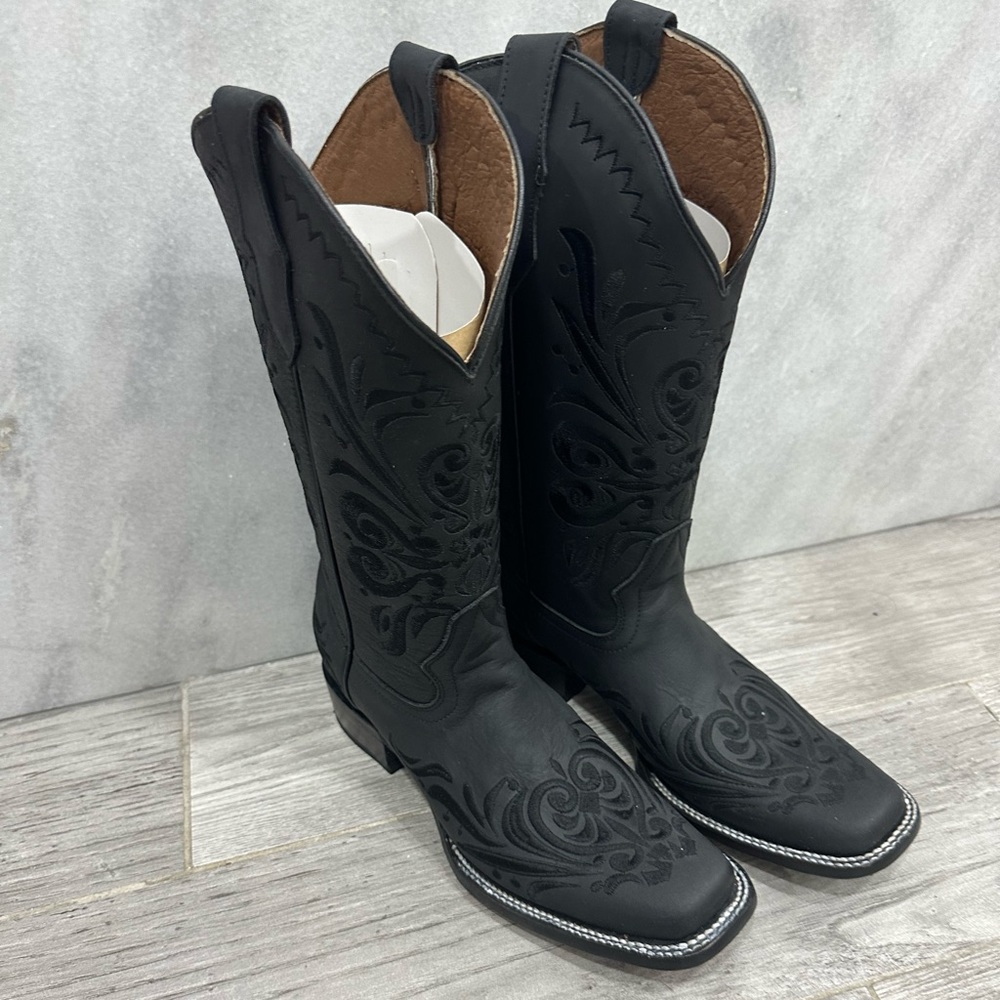 Circle G by Corral Women's Black Filigree Embroidery Cowboy Snip Toe Boots